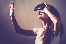 Une femme portant un casque de réalité virtuelle.