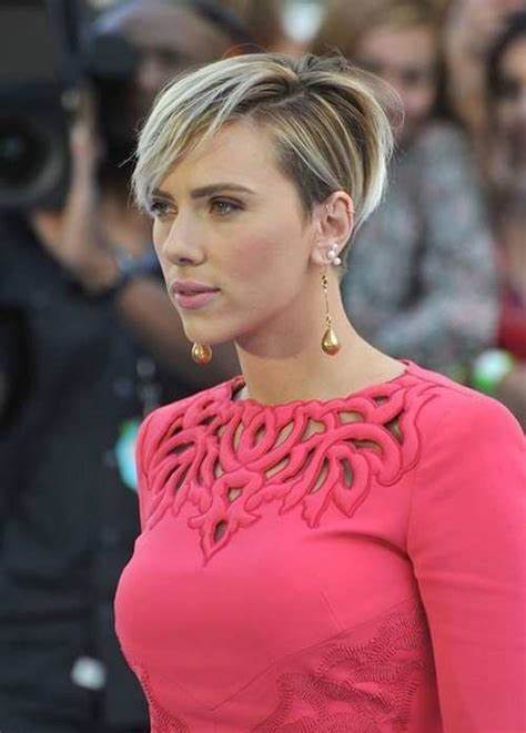 Scarlett Johansson With Side Part Hairstyle