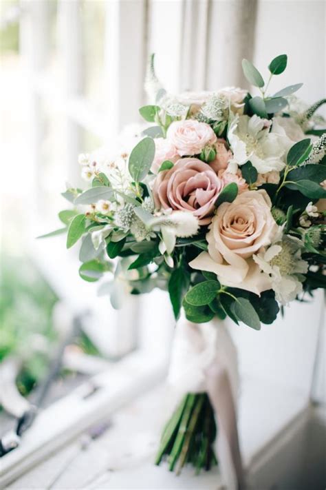 27 Trendy And Chic Spring Wedding Bouquets   Weddingomania