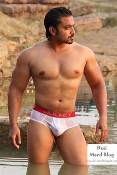 Nude desi hunk flexing and showing off Indian Gay Site