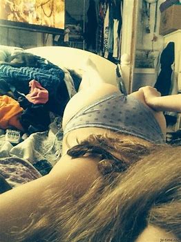 Amateur Girl Sexting Nude XXX Selfies to Random Guy on Kik