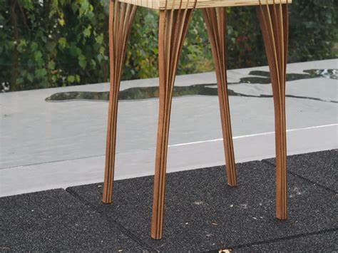 Необычный столик с необычными ножками — круглый столик с коваными ножками