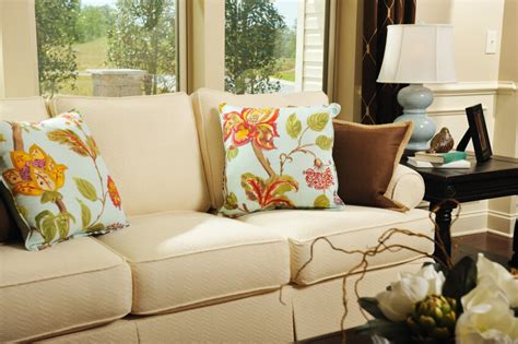 35 Sofa Throw Pillow Examples (Sofa Décor Guide)   Home Stratosphere