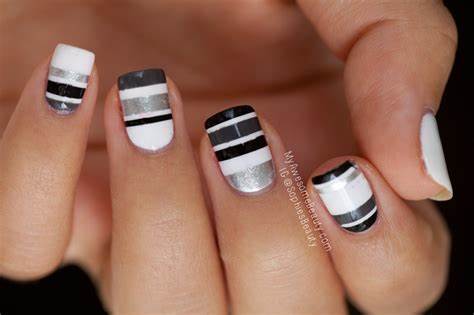 Curved Stripes Nail Designs in Black and White