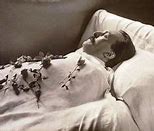 Résultat d’images pour images homme sur son lit mort