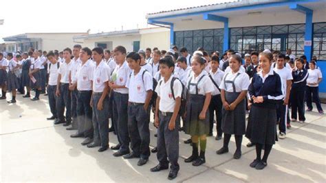 Résultat d’images pour escolares en uniforme unico en Lima