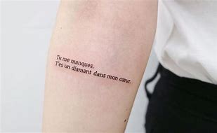 Resultado de imagem para tatuagens escritas feminina
