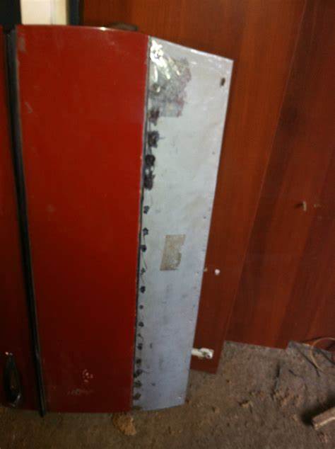 Как выбрать профессионала для ремонта кромки двери?