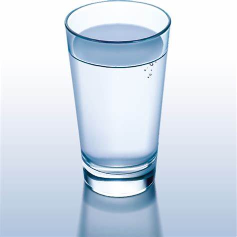 Imagen ilustrativa de un vaso con agua hasta la mitad