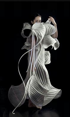Pin by Lily Cheung Torres on STRUTTURA | Conceptual fashion, Sculptural ...