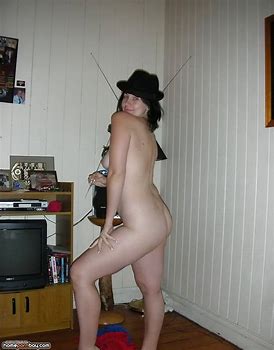 Amateur brunette wife posing naked Pics xHamster