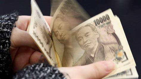 Dollar hits 20-yr high as yen tumbles on dovish Bank of Japan | Euronews
