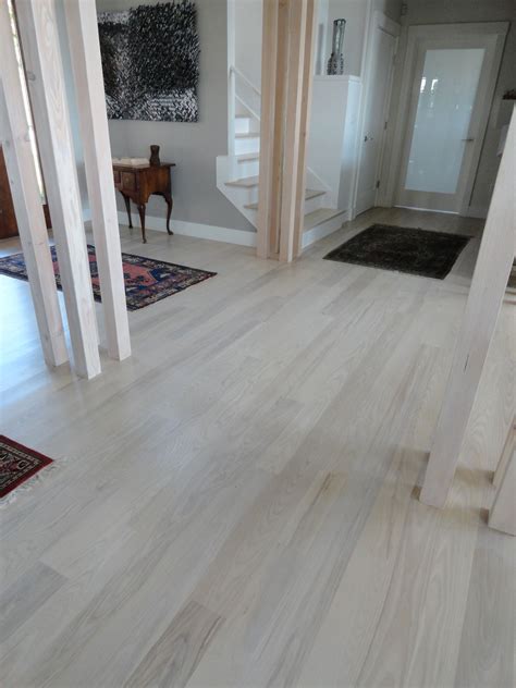 White Washed Wood Floor Meets Home with Industrial Style – HomesFeed