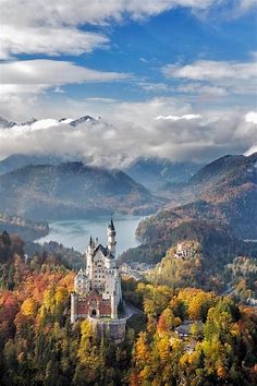 Fanpage.it - Il castello di Neuschwanstein in autunno, che...