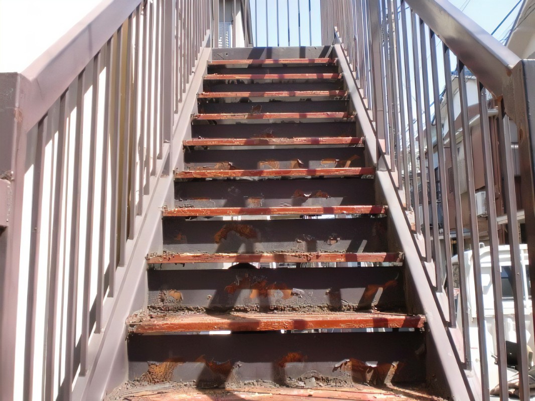 鉄骨階段の補強はサビ補修、雨水ブロック、皮膜｜横山鉄工所