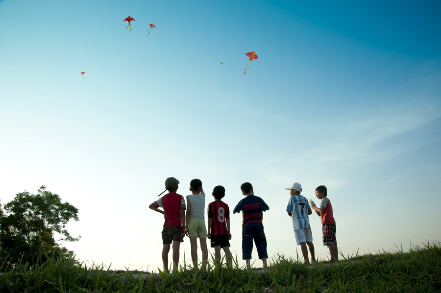 [フリー写真] 凧上げを楽しむ子供たちの後ろ姿でアハ体験 - GAHAG | 著作権フリー写真・イラスト素材集