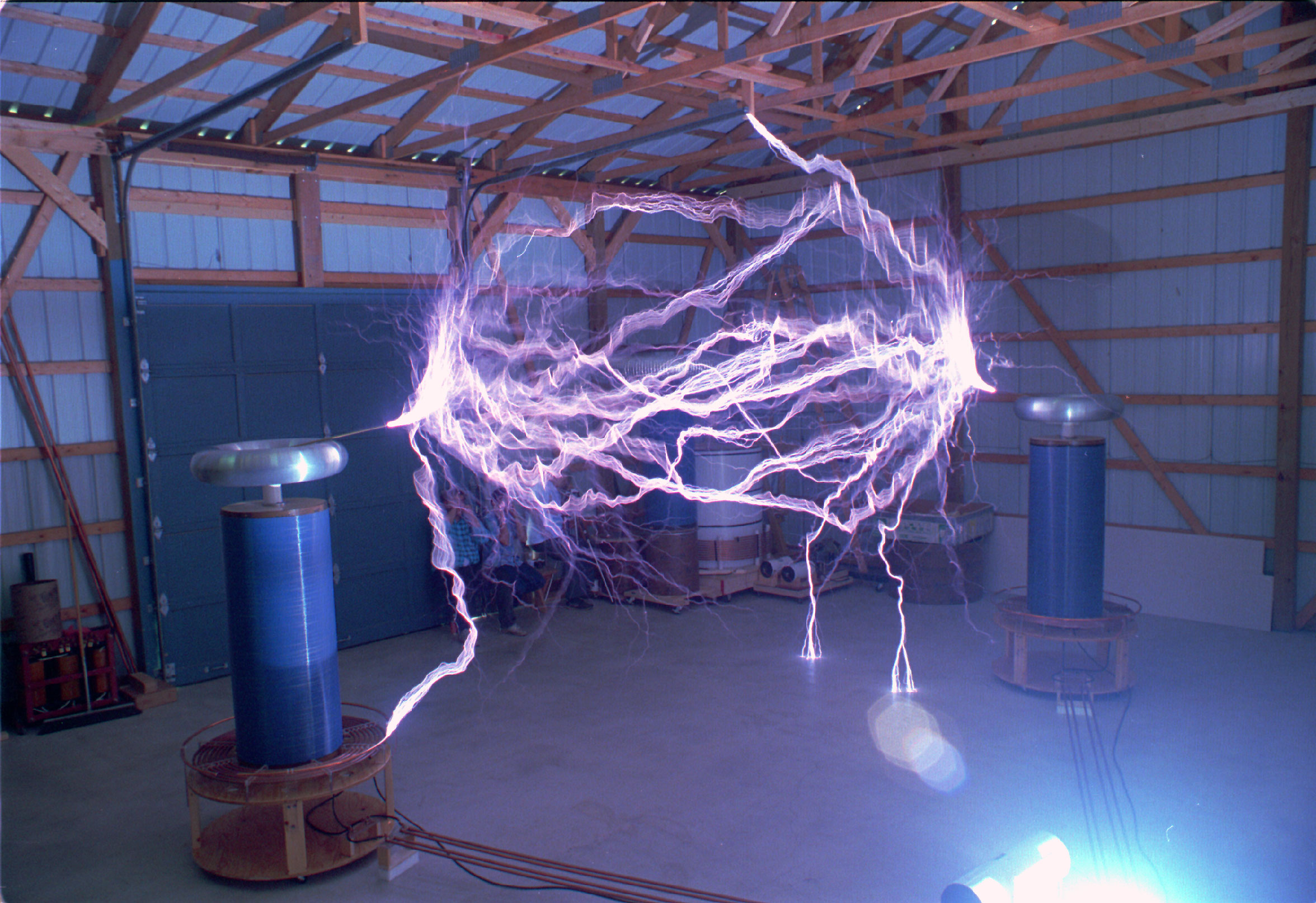 テスラコイルによる放電実験の写真