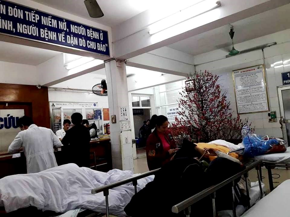 Hình ảnh Bệnh viện Việt Đức quá tải bệnh nhân cấp cứu đêm Giao thừa ...