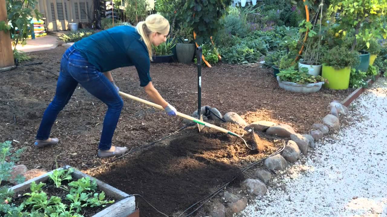 Adding Compost To Garden Soil