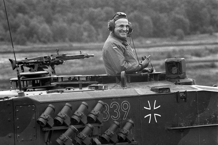 Helmut Kohl auf Leopard-Panzer