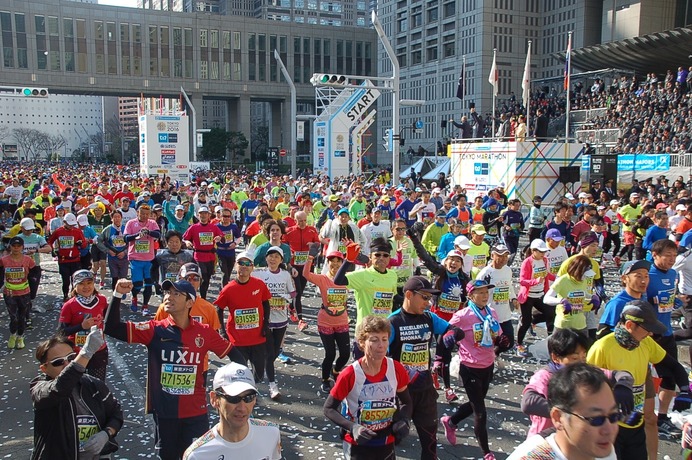 【画像】東京マラソン、スタート写真100…ランナーはビッグサイト目指す (77/100)| CYCLE やわらかスポーツ情報サイト