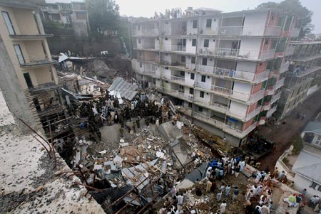 巴基斯坦地震受损楼房倒塌18人被困(组图)_新闻中心_新浪网