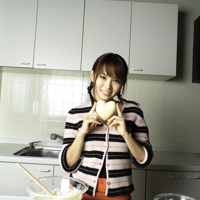 Japanese Girl Pictures (cute pic): Yui Ichikawa make chocolate for love