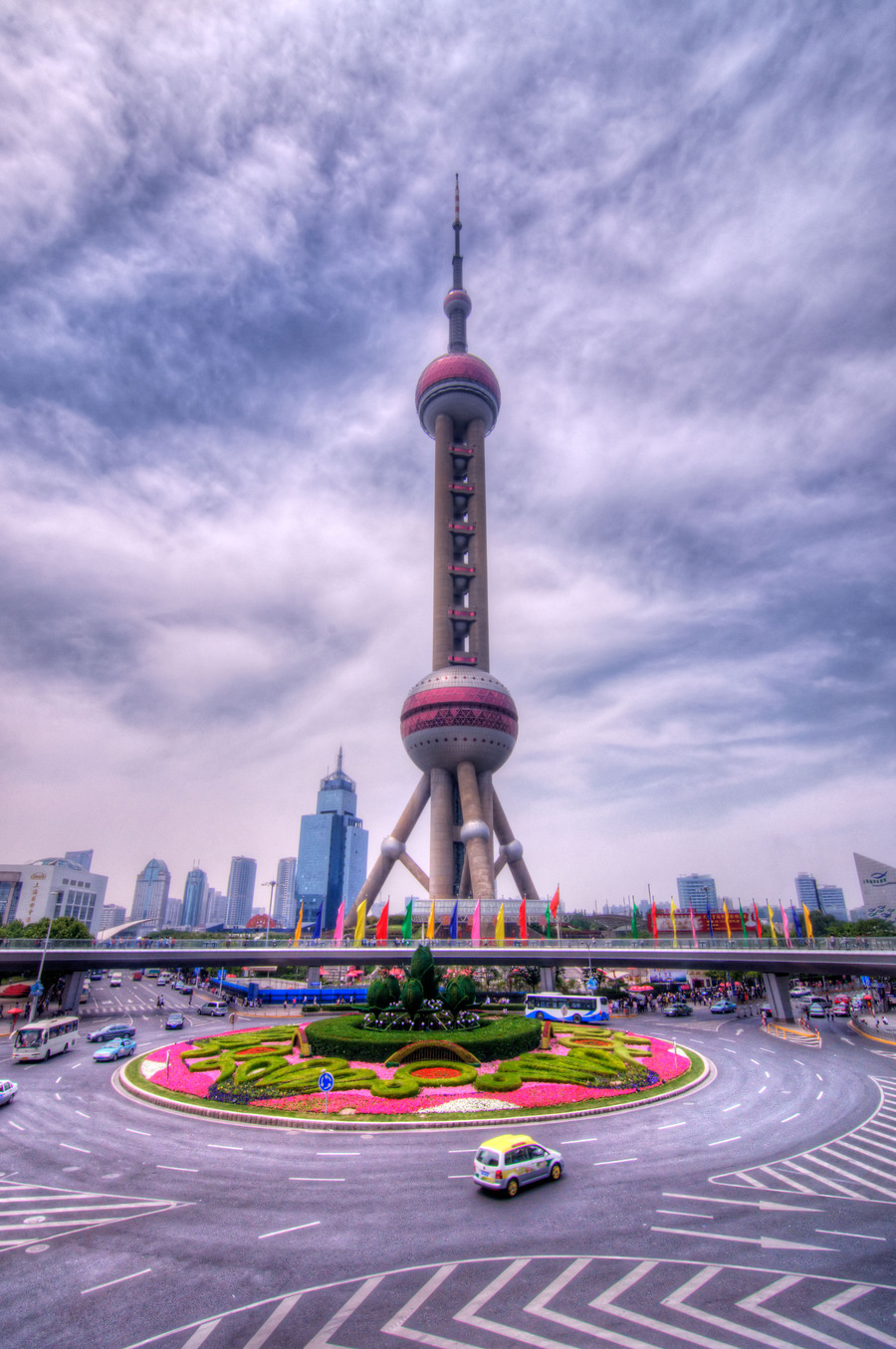 Oriental Pearl Tower | HDR creme