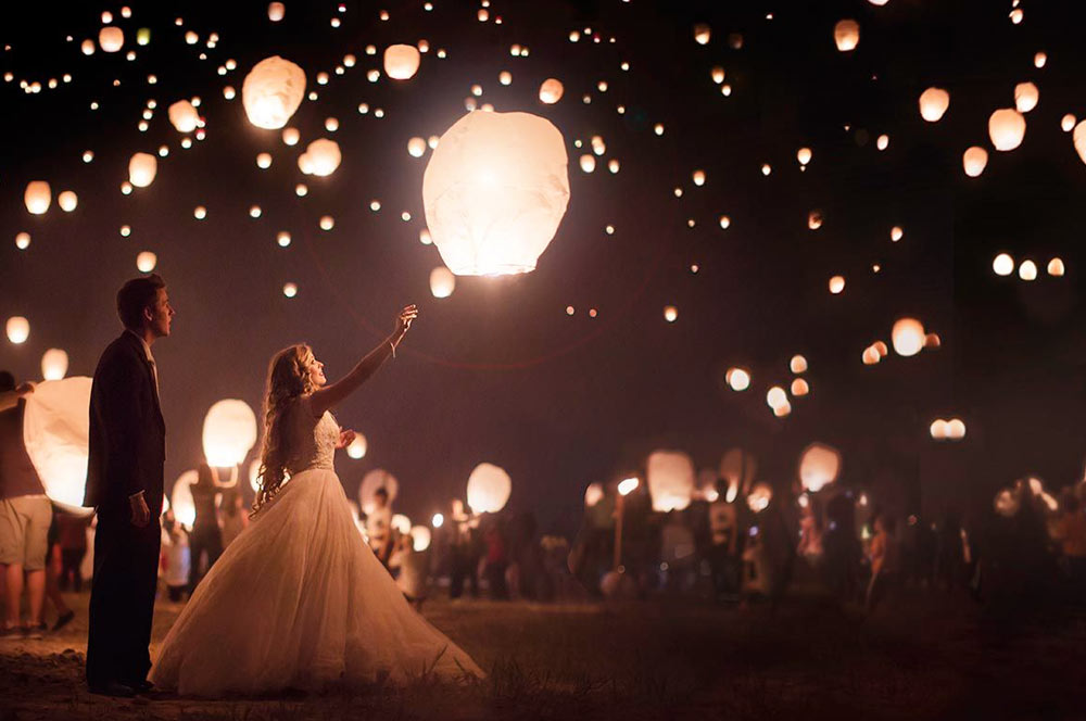 Des lanternes volantes pour un mariage - Le Journal du Marié