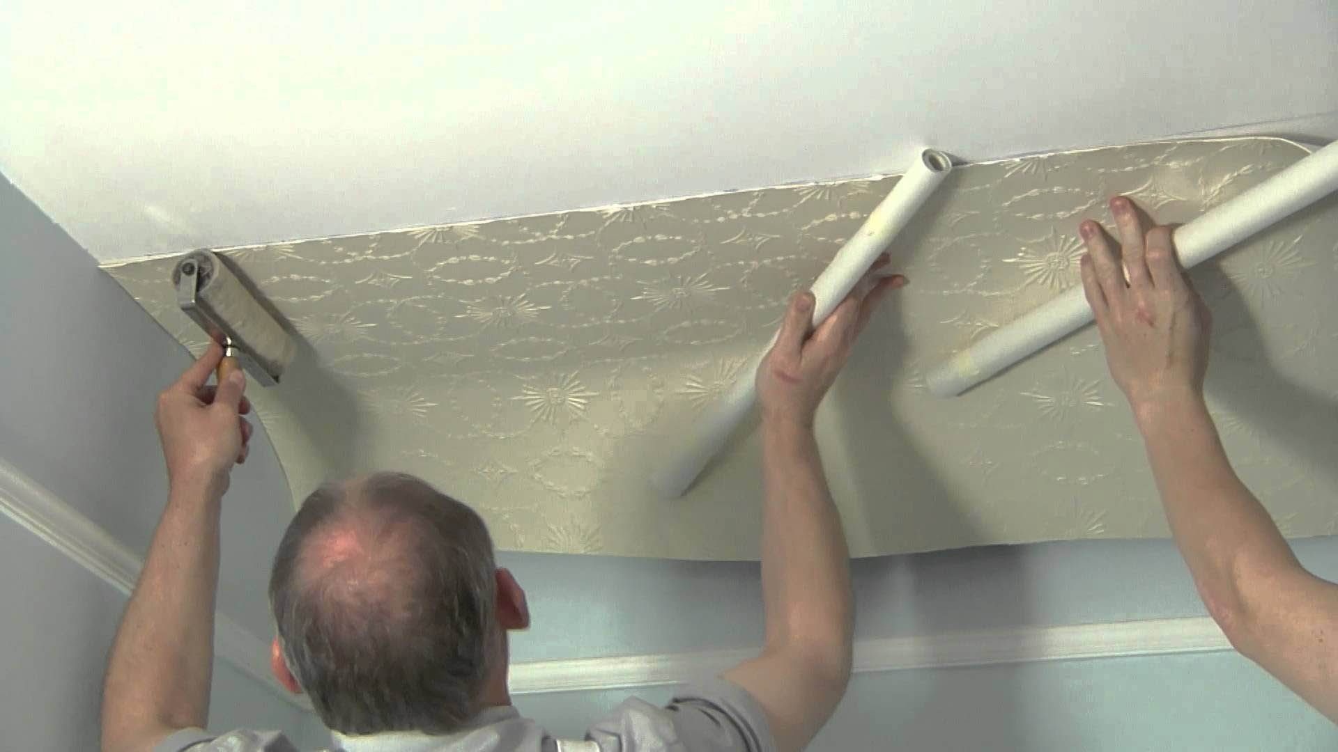 Технология поклейки флизелиновых обоев на потолок под покраску и отделка плинтусом: советы и рекомендации