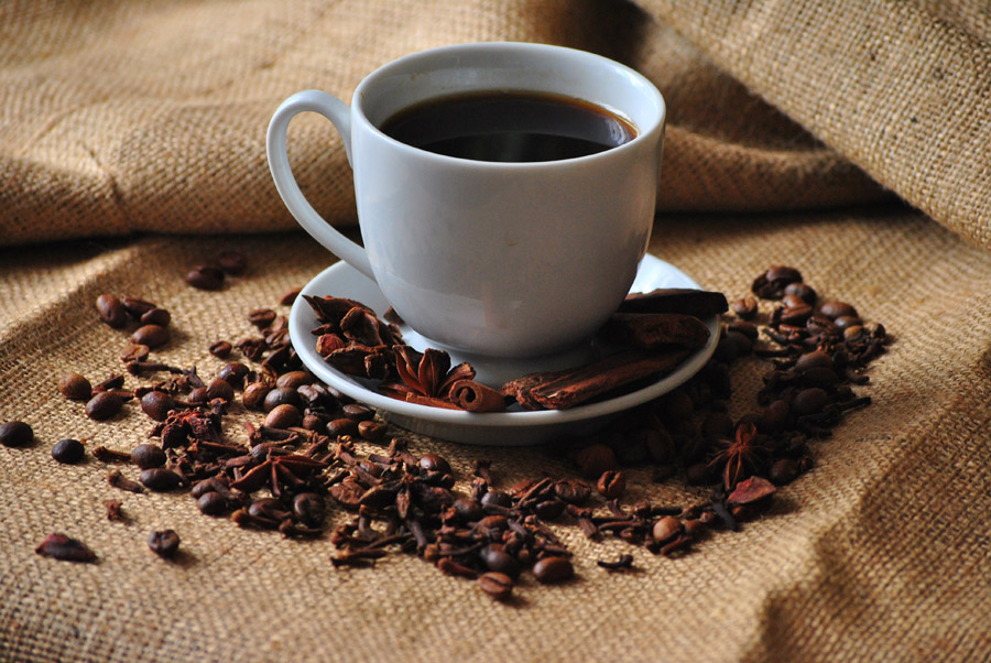 [フリー写真] コーヒー豆と一杯のコーヒーでアハ体験 - GAHAG | 著作権フリー写真・イラスト素材集