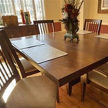 Gorgeous Dining Room Set Seats 6. Comes With 7 Pieces. Local Pick Up Only