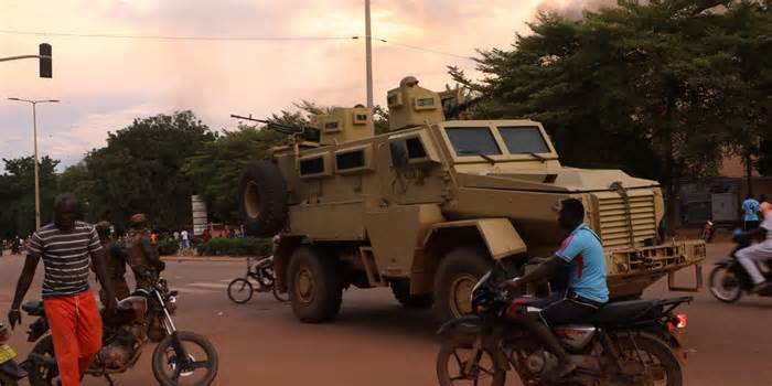 Au Burkina Faso, les militaires au pouvoir veulent « réquisitionner les jeunes » pour lutter contre le jihadisme. Une association de protection des droits humains dénonce un moyen de faire taire les opposants au régime.
