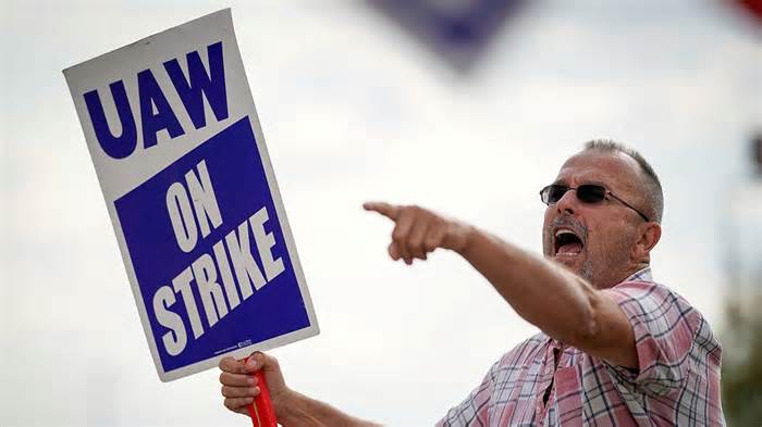 FILE PHOTO: A General Motors assembly worker pickets outside the General Motors Bowling Green plant during the United Auto Workers (UAW) national strike in Bowling Green, Kentucky, U.S., October 10, 2019. REUTERS/Bryan Woolston/File Photo