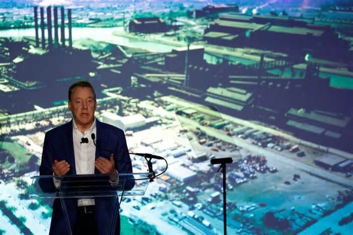 ford executive chair bill ford asks uaw to end strike