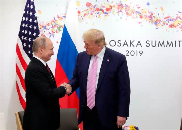 Donald Trump and Vladimir Putin at a meeting in 2019