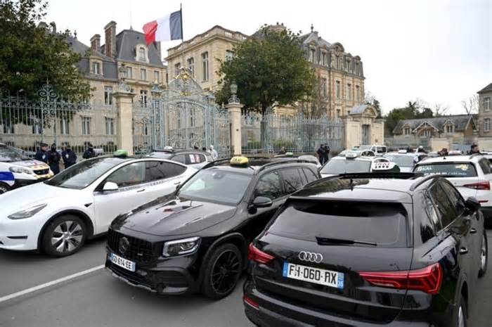 « Notre profession est en danger ! » Les taxis bretons ont manifesté leur colère à Rennes
