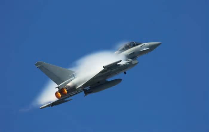Photo: Germany scramles fighter jet to intercept Russian warplane (Getty Images)