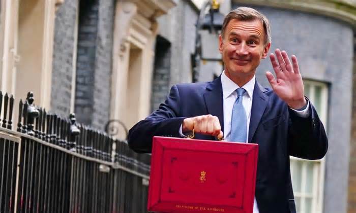 Tax and spending cuts will backfire, economists warn Jeremy Hunt