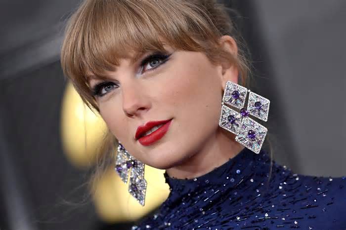 Taylor Swift makes Grammys history