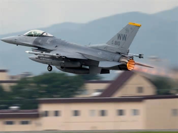 A Ukraine pilot said flying 'awesome' F-16s is like upgrading from an old Nokia to an iPhone