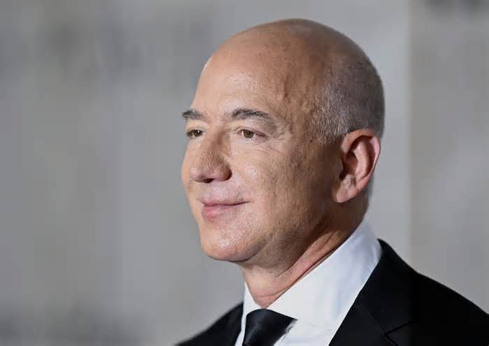 Amazon’s Jeff Bezos Announces Move to Miami From Seattle