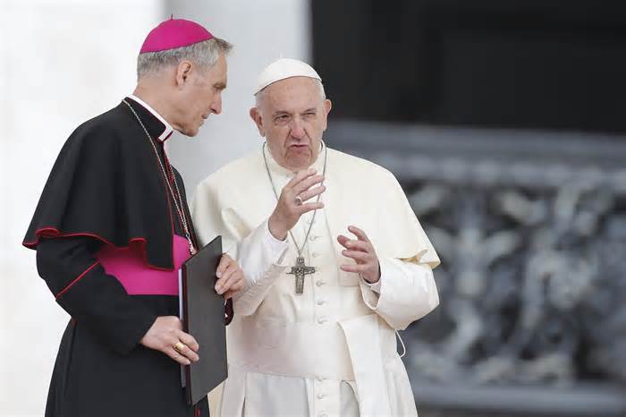 Pope has audience with Benedict's former aide Gänswein