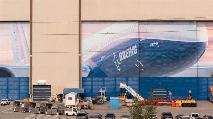 A mural of a 787 Dreamliner on a Boeing production facility in Renton, Washington