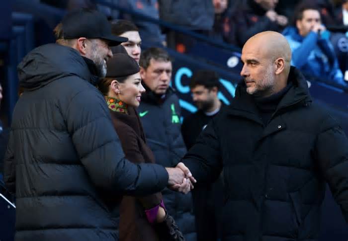 Manchester City manager Pep Guardiola (R) greets Liverpool boss Jurgen Klopp