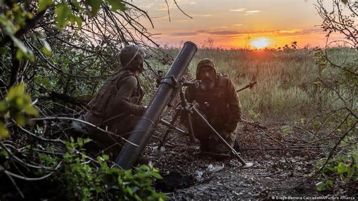 Ukrainian soldiers repel Russian attacks near Bakhmut