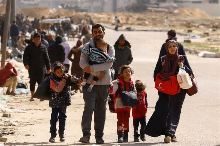 Palestinians fleeing Khan Younis move towards Rafah
