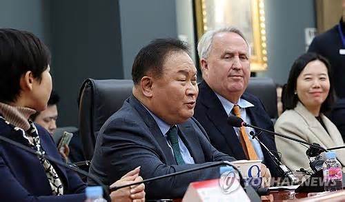 Rep. Lee Sangmin (2nd from L) (Yonhap)