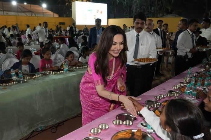 Nita Ambani Serves Food to 3,000 Underprivileged Kids at 'Anna Seva' to Ring in 60th Birthday