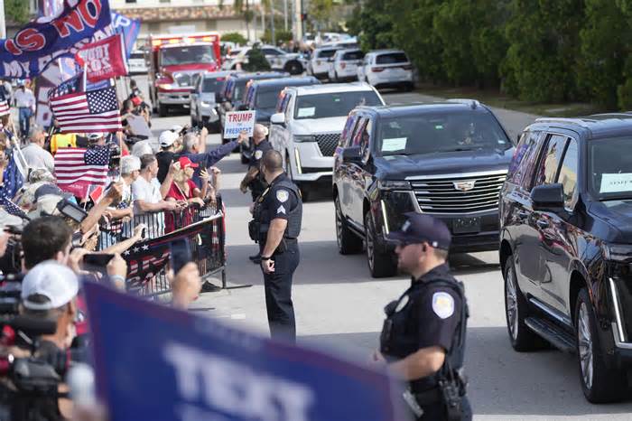 Partidarios del expresidente Donald Trump lo saludan mientras la caravana donde viaja llega a un tribunal federal, el viernes 1 de marzo de 2024, en Fort Pierce, Florida. (AP Foto/Wilfredo Lee)